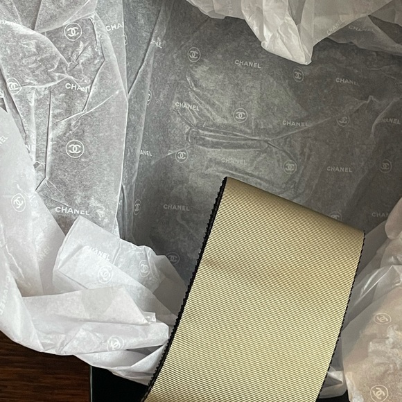 Chanel Gift Box - Picture 4 of 6